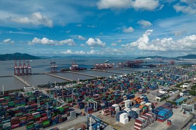 從灘涂起步到數(shù)字前沿 寧波港四十年外貿(mào)萬(wàn)億蛻變與電商新篇